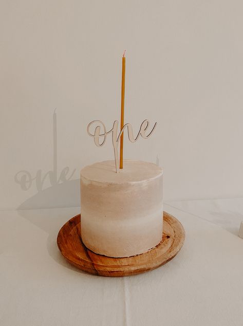 White And Beige Cake, Beige Cake, One Year Birthday Cake, Beige Party, Baby Birthday Photoshoot, Happy First Birthday, 1st Birthday Cakes, Neutral Color Palette, Ombre Cake