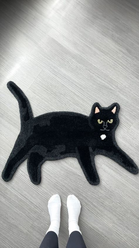 Black Cat Rug, Cat Rug Tufting, Cat Tufting, Cat Tufted Rug, Tufted Rug Ideas, Tufting Rugs Ideas, Cat Punch Needle, Tufting Studio, Cat Rugs