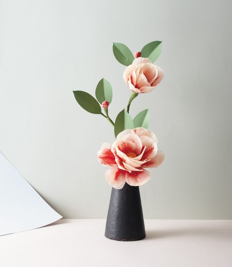 Required Reading: The Exquisite Book of Paper Flowers by Livia Cetti Paper Roses Diy, Skirt Diy, Paper Flower Crafts, Diy Roses, Crepe Paper Flowers, Paper Flower Bouquet, Paper Flowers Diy, Paper Roses, Beautiful Blooms