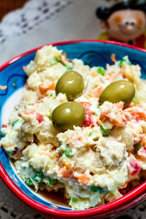 Potato Salad Spanish Style, Dinner Ideas Different, Spanish Salad Recipes, Puerto Rican Potato Salad, Mexican Potato Salad, Tuna Potato Salad, Spanish Potato Salad, Tater Salad, Dominican Spanish