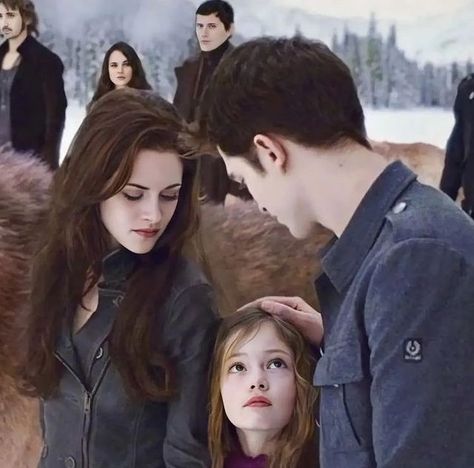 Bella And Renesmee, Twilight Vampires, Renesmee Cullen, Cullen Family, Twilight Renesmee, Twilight Saga Breaking Dawn, Vampire Twilight, Twilight Stars, Twilight Quotes