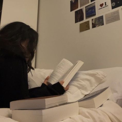 Light academia aesthetic Reading A Book, A Book, A Woman, Jordan, Reading, Bed, White