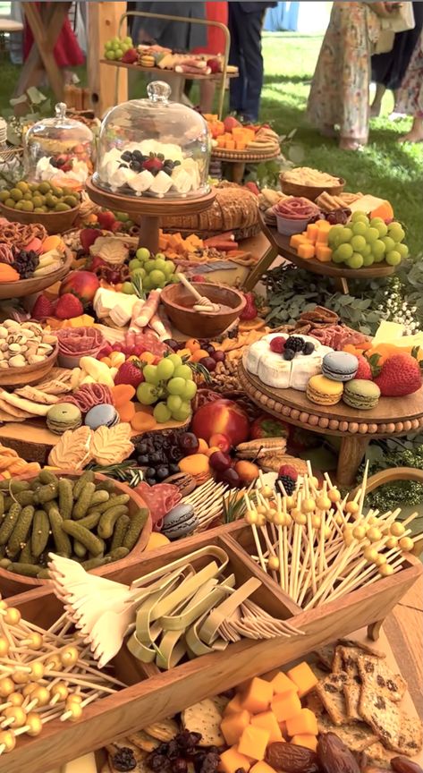 Heavy Orderves Hor D'oeuvres For Wedding, Charcuterie Tablescape Wedding, Grazing Table Food Ideas, 100 Person Grazing Table, Harvest Table Food Ideas, Charcuterie Tray Ideas, Large Charcuterie Table, Grazing Table Ideas Wedding Reception, Large Grazing Table