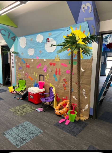 Beach Theme Cubicle Decor, Beach Display Classroom, Beach Party Indoor, Beach Theme School Party, Beach Theme Classroom Ideas, Beach Classroom Decorations, Beach Hallway Decorations School, Beach Theme Classroom Decorations, Vbs Beach Theme Decorations