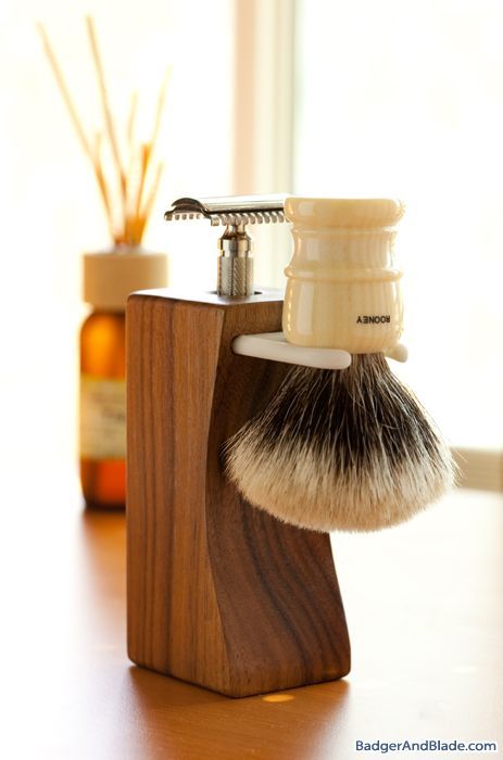 Walnut razor and brush stand   Even better. A piece from the woods with branches! Interesting shape... Hygiene Cabinet, Diy Razor Holder, Smooth Beam Razor, Safety Razor Stand, Shaving Stand, Brush Stand, Razor Stand, Safety Razor Shaving, Shaved Hair Cuts