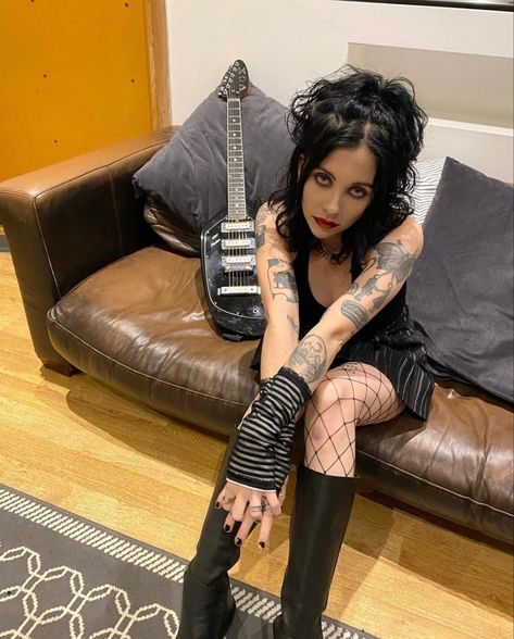 Hard Rock Outfit, Heather Baron Gracie, Punk Rock Girls, Pale Waves, Goth Model, Goth Girl, Punk Rocker, Rock Outfits, Metal Fashion