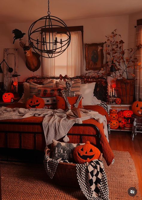 Autumnal Bedroom, Spooky House Decor, Autumn Bedroom, Halloween Bedroom Decor, Halloween Bedroom, Spooky House, Spooky Szn, Halloween Aesthetic, Fall Halloween Decor