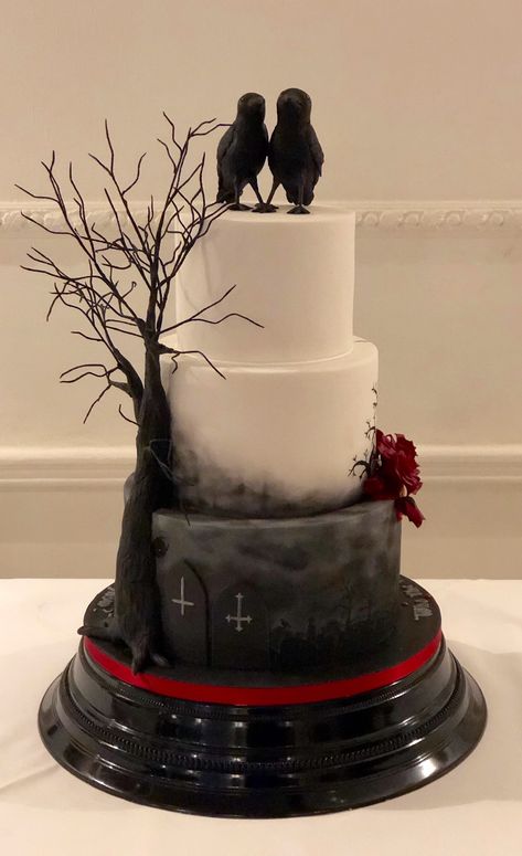 Goth Cakes, How To Decorate Cakes, Gothic Wedding Cake, Scary Cakes, Gothic Cake, Dark Romantic Wedding, Gothic Wedding Theme, Halloween Wedding Cakes, Vampire Wedding