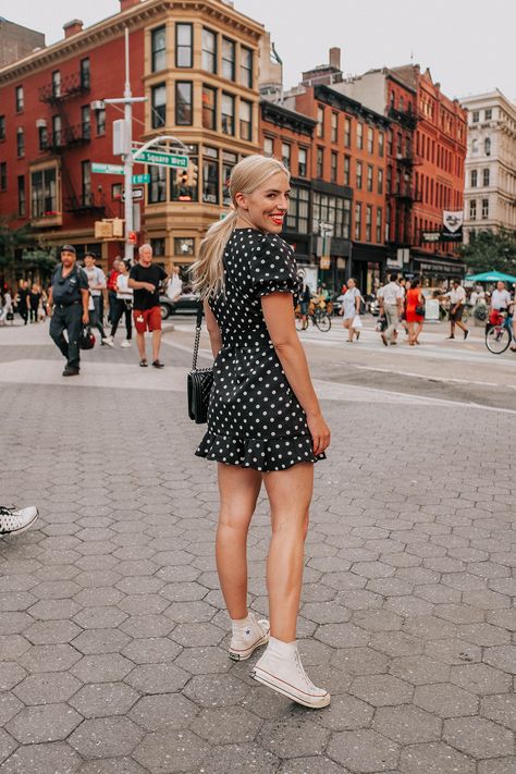 Polka Dot Dress Outfit Summer, New York City Outfits Summer, Polka Dot Dress Outfit, Summer City Outfits, Dress With Converse, New York Outfit, Cute Converse, Pretty Little Dress, Summer City