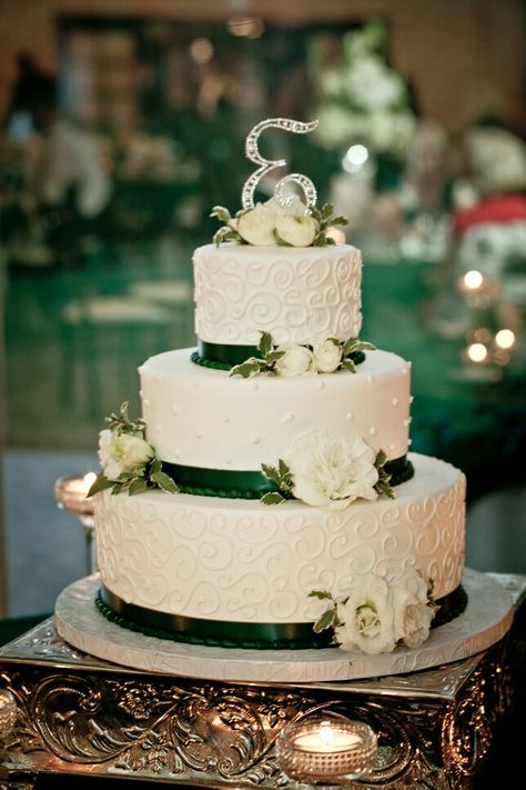 The most gorgeous cake ever Emerald Wedding Cake Ideas, Quinceanera Cakes Green And Gold, Wedding Cake Ideas Emerald Green, Emerald Quinceanera Cake, Emerald Green And Gold Quinceanera Cake, Quince Cake Emerald Green, White And Emerald Green Wedding Cake, Quinceañera Cake Ideas Emerald Green, Emerald Green Cake Wedding