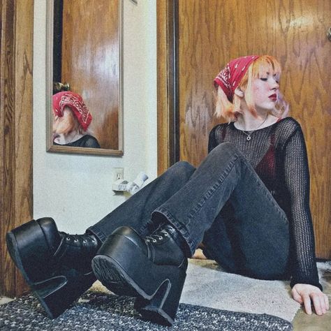 demonia boots outfit model lizzy_andr3 on instagram Casual Demonia Outfit, Demonia Stack 301 Outfit, Chunky Platform Outfit, Platform Boots Casual Outfit, Demonia Boots Outfit Aesthetic, Platform Boots Outfit Casual, Goth Platform Boots Outfit, Demonia Bear 202 Outfit, Demonia Shaker Outfit