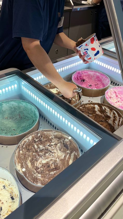 Baskin Robbins Aesthetic, Baskin Robbins Ice Cream, Streak Ideas, Baskin Robbins, Ice Cream Shop, Food Is Fuel, South Korea, Vision Board, Ice Cream