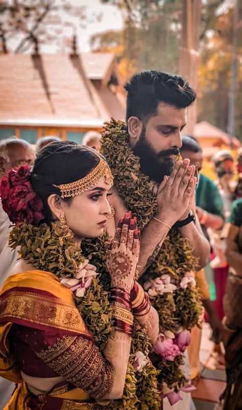 South Indian Wedding Inspiration, Period Ceremony, Tamil Temple Wedding, Kerala Wedding Aesthetic, South Indian Couple Aesthetic, Kerala Temple Wedding, Kerala Hindu Wedding Photos, South Indian Couple Wedding, Temple Wedding Indian