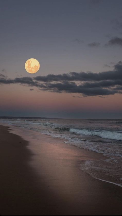 Mekka Islam, Ocean At Night, Beautiful Landscape Photography, Sky Moon, Moon Pictures, Sky Pictures, Dark Phone Wallpapers, Pretty Landscapes, Moon Photography