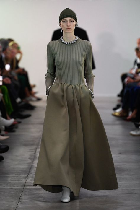 See all the looks from the show Jil Sander Dress, Jil Sanders, Runway Outfits, Fashion Marketing, Spring Summer 2024, Style Maxi Dress, Spring 2024, Winter Fashion Outfits, Fashion Wear