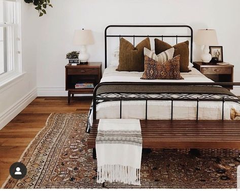 Black Iron Beds, Diy Home Decor For Apartments, Industrial Interior Style, Mid Century Modern Bedroom, Brown Bedroom, Classic Bedroom, Trendy Bedroom, Wood Bedroom, Bedroom Vintage