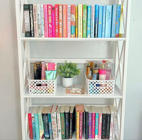 Danish Pastel Bookshelf, Book Shelf Ideas Bedroom Aesthetic, Preppy Bookshelf Decor, Preppy Room Shelves, Preppy Shelves Decor, Preppy Shelf Ideas, Book Shelf Ideas Apartment, Preppy Shelves, Bookshelves In Bedroom Ideas