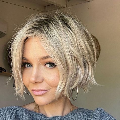 Cool Blonde Short Messy Bob with Middle Parting Bixie Haircut, Chin Length, Choppy Bob Hairstyles, Beauty Hairstyles, Chin Length Hair, Short Hair Trends, Messy Short Hair, Pixie Styles, Short Bob Haircuts