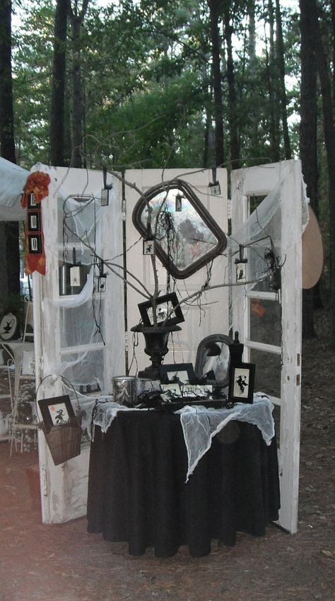 LoVe this Halloween display!  juNxtaposition: country living fair south Country Booth Display Ideas, Halloween Craft Show Display, Witch Photo Booth, Witch Booth Display, Halloween Set Design, Halloween Photo Booth Ideas, Victorian Halloween Decorations, Clown Woman, Window Display Ideas