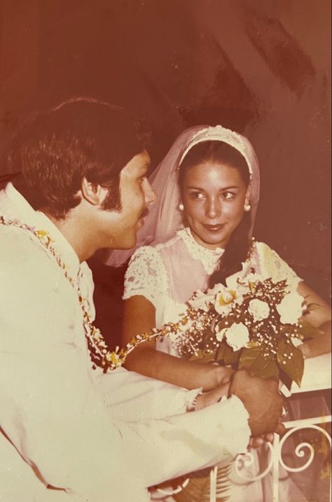 1960 Wedding Photos, Vintage Mexican Wedding Photos, 70s Wedding Pictures, 1970s Aesthetic Wedding, Old Wedding Pictures, 1970s Wedding Photos, Vintage Wedding Photos 1950s, Married Young Aesthetic, 70’s Wedding Dress