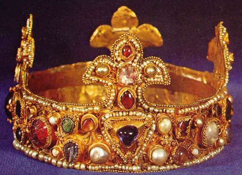 Duke Philip the Bold's funerary crown 1400s | Crowns | Pinterest ... Medieval Crown, Byzantine Jewelry, Ancient Jewels, Ancient Jewellery, Royal Crowns, Royal Tiaras, Historical Jewellery, Medieval Jewelry, Royal Jewels