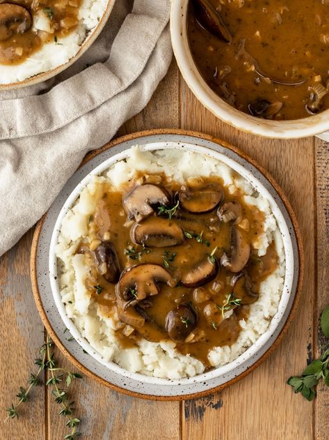 The best Vegan Mushroom gravy that is creamy, dairy-free, & made with only 10 ingredients! This vegan gravy is perfect for Thanksgiving, Christmas, Easter, or any Holiday gathering. This mushroom gravy can easily be made gluten-free & soy-free too so it works for everyone. #mushroomgravy #vegangravy Healthy Mushroom Gravy, Gluten Free Dairy Free Gravy, Vegan Mushroom Sauce, Vegetarian Mushroom Gravy, Salsa Gravy, Creamy Mushroom Gravy, Vegan Thanksgiving Menu, Vegan Mushroom Gravy, Vegan Turkey