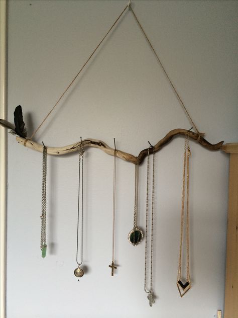 Stick Necklace Holder, Diy Jelewry Holder, Branch Necklace Holder, Necklace Hanger Diy, Diy Necklace And Bracelet Holder, Necklace Holder Diy, Decore Aesthetic, Wall Necklace Holder, Diy Necklace Stand