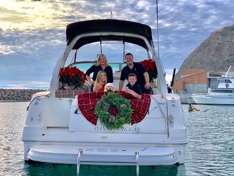 Boat Christmas Card Photo, Christmas Pictures Family, Boat Christmas, Boat Photos, Boat Photoshoot, Christmas Family Photoshoot, Fam Pics, Family Boats, Family Christmas Pictures