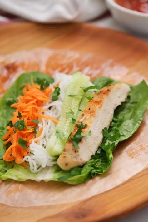 Summer Rolls Chicken, Asian Rolls Recipe, Chicken Spring Roll Recipe Rice Paper, Rice Paper Sandwiches, Rice Wrap Recipes, Spring Roll Filling Ideas Rice Paper, Rice Paper Rolls Fillings, Spring Roll Filling Ideas, Spring Rolls Chicken