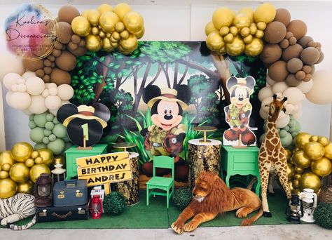 Mickey Mouse Table Decorations, Jungle Theme Birthday Party, Fiesta Mickey Mouse, Mickey Mouse First Birthday, Mickey Birthday Party, Jungle Theme Birthday, Safari Theme Birthday, Safari Cakes, Mickey Mouse Theme