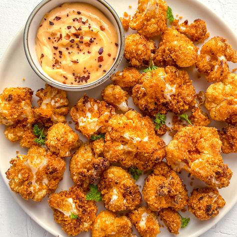 Crispy Cauliflower Cauliflower Recipes Crispy, Crispy Cauliflower Air Fryer, Airfryer Sides, Crispy Cauliflower Bites, Cauliflower Chips, Side Veggies, Cauliflower Steaks Recipes, Pickled Cauliflower, Crispy Cauliflower