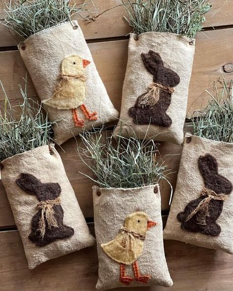 Diy Bunnies, Folk Art Crafts, Primitive Easter Crafts, Primitive Bunnies, Primitive Easter Decor, Easter Fabric Crafts, Primitive Spring, Primitive Easter, Easter Arrangement