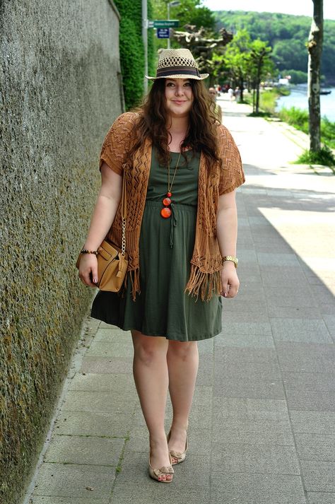 Plus Size Outfit - hippie - khaki summer dress, brown crochet kimono, nude peep toes, brown bag and a straw hat Boho Plus Size, Sukienki Plus Size, 30 Outfits, Plus Size Summer Dresses, Plus Size Summer Outfits, Hippy Chic, Estilo Hippie, Plus Size Summer, Plus Size Kleidung