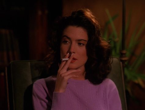 Twin Peaks Hair, Donna Twin Peaks, Twin Peaks Outfits, Red Vintage Aesthetic, Twin Peaks Characters, Shelly Johnson, Donna Hayward, Twin Peaks Laura, Lara Flynn Boyle