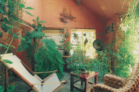 1970s House, Lots Of Plants, 70s House, 70s Interior, Indoor Gardens, Retro Interior, Bohemian Interior, Vintage Interiors, Retro Home Decor