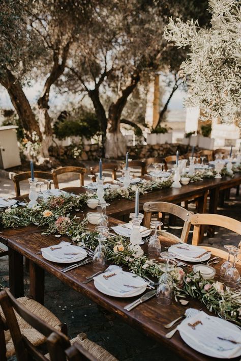 Barn Yard Wedding, Nikkah Decor, Wedding Table Seating, Wedding Table Decoration, Yard Wedding, European Wedding, Wedding Place Settings, Wedding Decor Inspiration, Tuscany Wedding