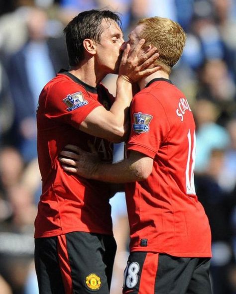 Gary Neville & Paul Scholes Gary Neville, Couples Jokes, Sol Invictus, Funny Sports Pictures, Gay Humor, Men Kissing, Manchester United Football, Soccer Guys, Sports Pictures