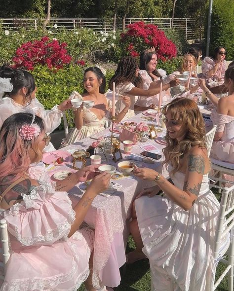 Royalcore Tea Party, Rooftop Tea Party, Birthday Party In Garden, Fancy Tea Party Aesthetic, Bridgerton Themed Picnic, Tea Party Bridgerton, Bridgerton Picnic Aesthetic, Bridgerton Birthday Party Aesthetic, Bridgestone Party