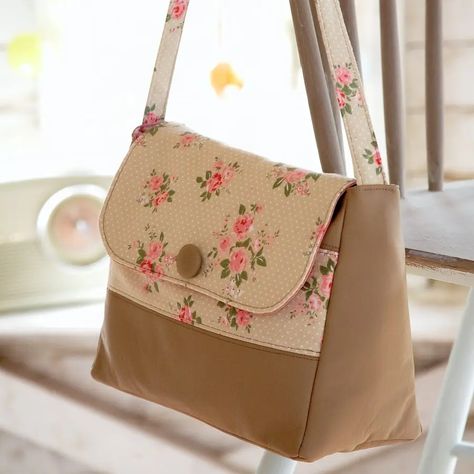 Sew a faux leather handbag with exclusive project from Debbie Shore Leather Handbags Diy, Debbie Shore, Elephant Soft Toy, Leather Bag Tutorial, Tips Sewing, Diy Fabric Crafts, Sewing Projects Free, Diy Leather Bag, Frame Purse