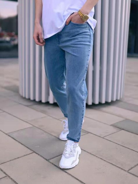 Carrot Fit Jeans Men, Denim Trousers Outfit, Trousers Outfit Men, Tapered Jeans Men, Straight Jeans Outfit, Cropped Outfits, Dress Tips, Glasses Trends, Formal Men Outfit