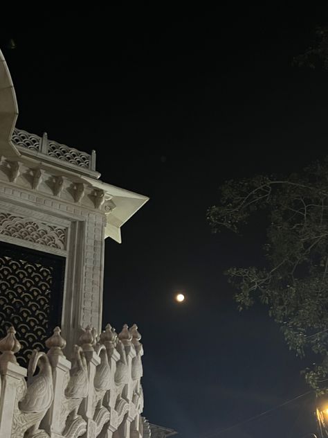 Beautiful aestitic stairs castle moon pic night Castle Balcony Night, Castle Balcony, Castle At Night, Moon Castle, Aesthetic Moon, Dream World, Gala Dresses, Night Aesthetic, Night Time