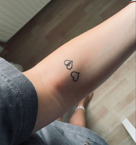 Yungblud Heart Tattoo, Lowlife Yungblud Tattoo, Black Hearts Tattoo, Yungblud Tattoo Ideas Lyrics, Yungblud Inspired Tattoos, Yungblud Tattoo, Padlock Tattoo, Black Heart Tattoos, Hourglass Tattoo