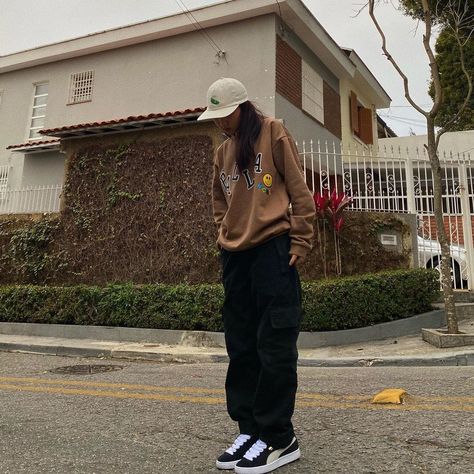 daniela kim on Instagram: “🤌🏼” Puma Suede Outfit, Puma Suede Classic Xxi, It Girl Vibes, Chic Mini Skirt, Oversized Sweaters, Puma Suede, Trending Sneakers, Street Outfit, Sneakers Outfit