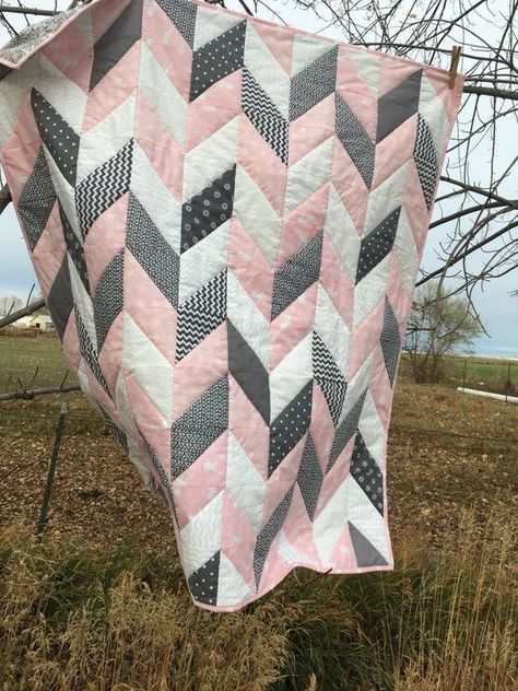 Gray Quilts, Quilted Art, Half Square Triangle Quilts Pattern, Simple Quilts, Pretty Quilts, Quilts Patchwork, Herringbone Quilt, History Of Quilting, Triangle Quilt Pattern