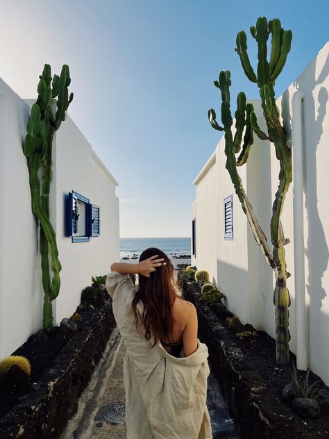 Tenerife Picture Ideas, Lanzarote Aesthetic Outfit, Lanzarote Photo Ideas, Tenerife Photoshoot, Lanzarote Outfit, Tenerife Photo Ideas, Lanzarote Aesthetic, Instagram Places, Beach Instagram Pictures