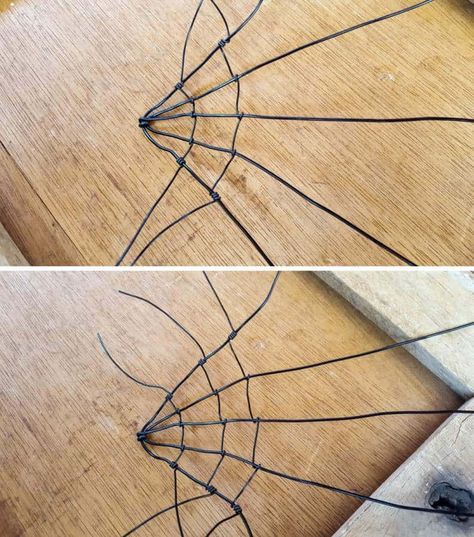 Easy Wire Art, Wire Art Tutorial, Wire Spider, Barn Wood Picture Frames, Christmas Spider, Beaded Spiders, The Spider, Wire Crafts, Metal Crafts