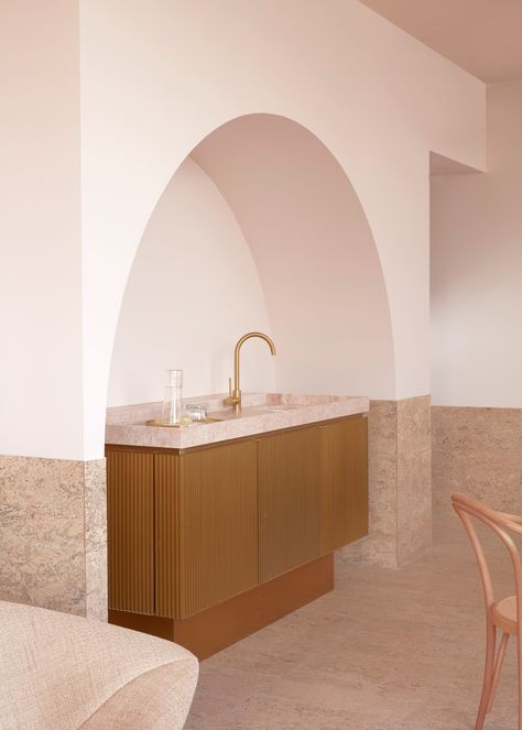 Interiors of The Calile Hotel, designed by Richards and Spence - that arch and the marble with this wet bar! great detailing! Calile Hotel, Brisbane Architects, Hotel Interiors, Design Hotel, Hotel Interior, Hotel Design, Hotels Design, Gold Decor, Mini Bar