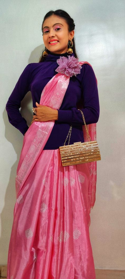 Turtle neck tshirt Saree inspiration Pink saree Saree styling ideas Wedding look Bride modern look Turtle Neck With Saree, Wedding Look Bride, Saree Styling Ideas, Turtle Neck Tshirt, Saree Inspiration, Saree Styling, Wedding Look, High Neck Sweater, Pink Saree