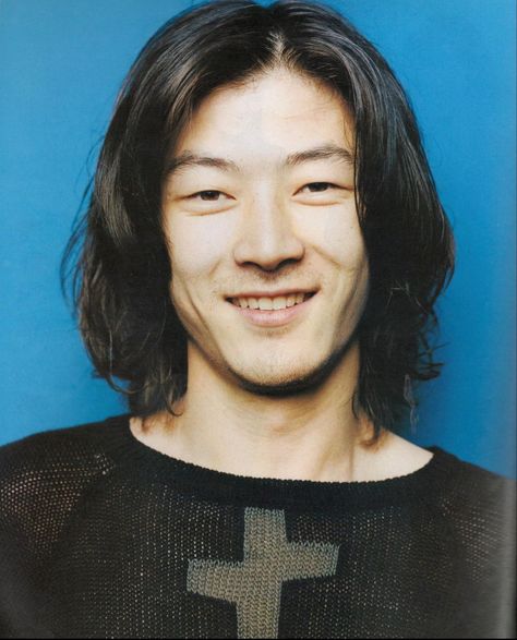 Asano Tadanobu, Tadanobu Asano, Japanese Cinema, Band Photography, Short Curly Bob, Japanese Movies, Short Bob Haircuts, Japanese Men, Curly Hair Men