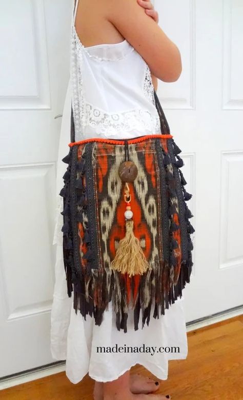 Diy Jersey, Make A Tassel, Bag Tassels, Look Hippie Chic, Simple Purse, Purse Design, Knit Fringe, Boho Clutch, Look Boho Chic